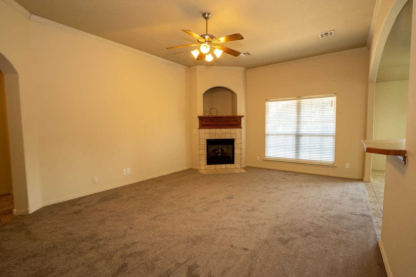 Collinsville House: 2121 W Oak St