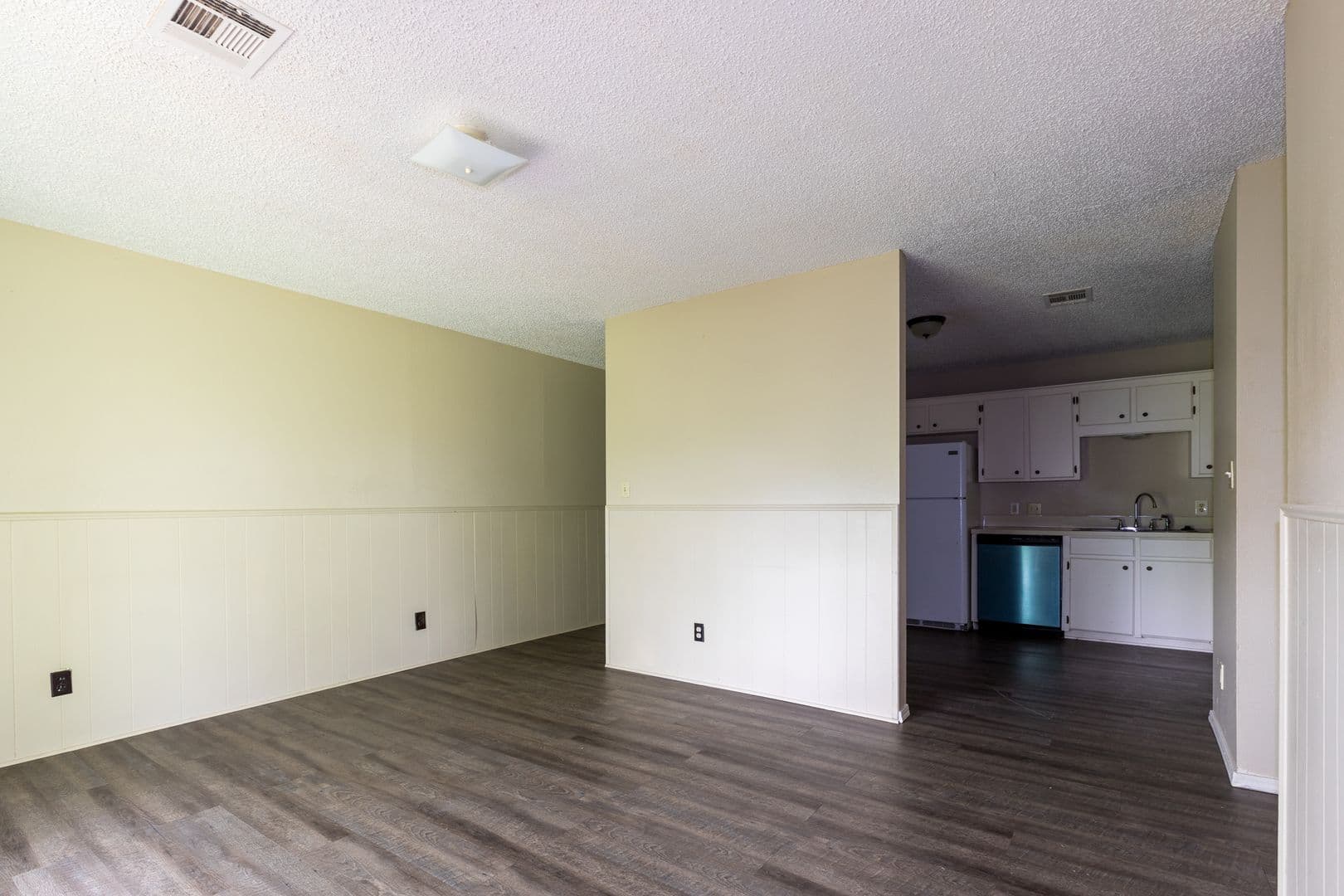 Claremore Apartment: 1421 W Lillian St