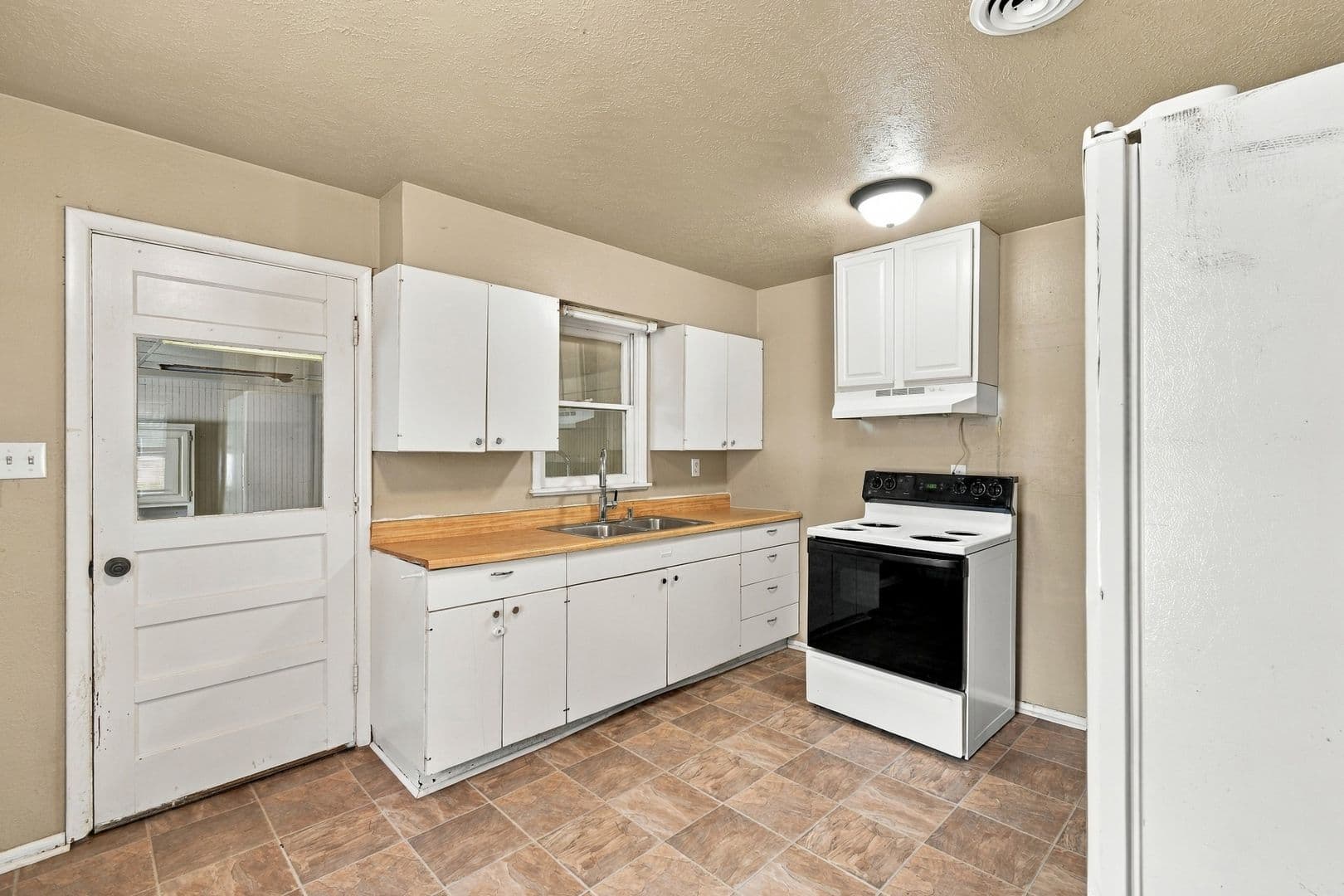 Bartlesville House: 504 SE Elmhurst Ave