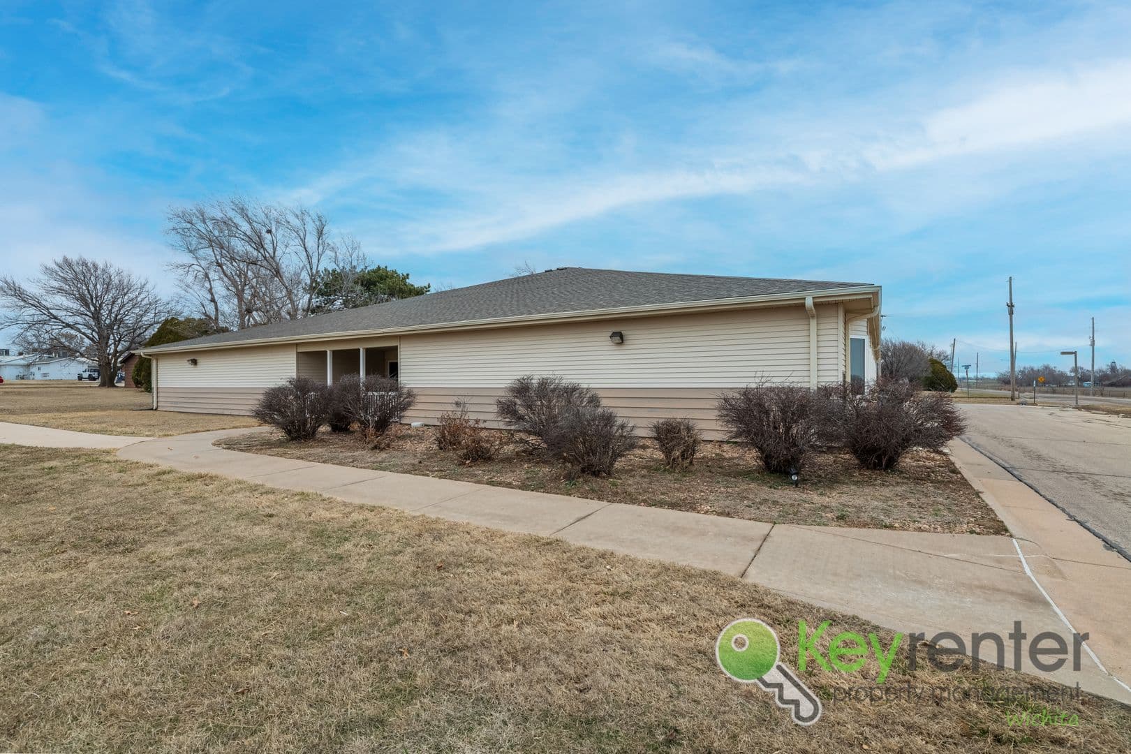Lyons Apartment: 1411 S Douglas Ave