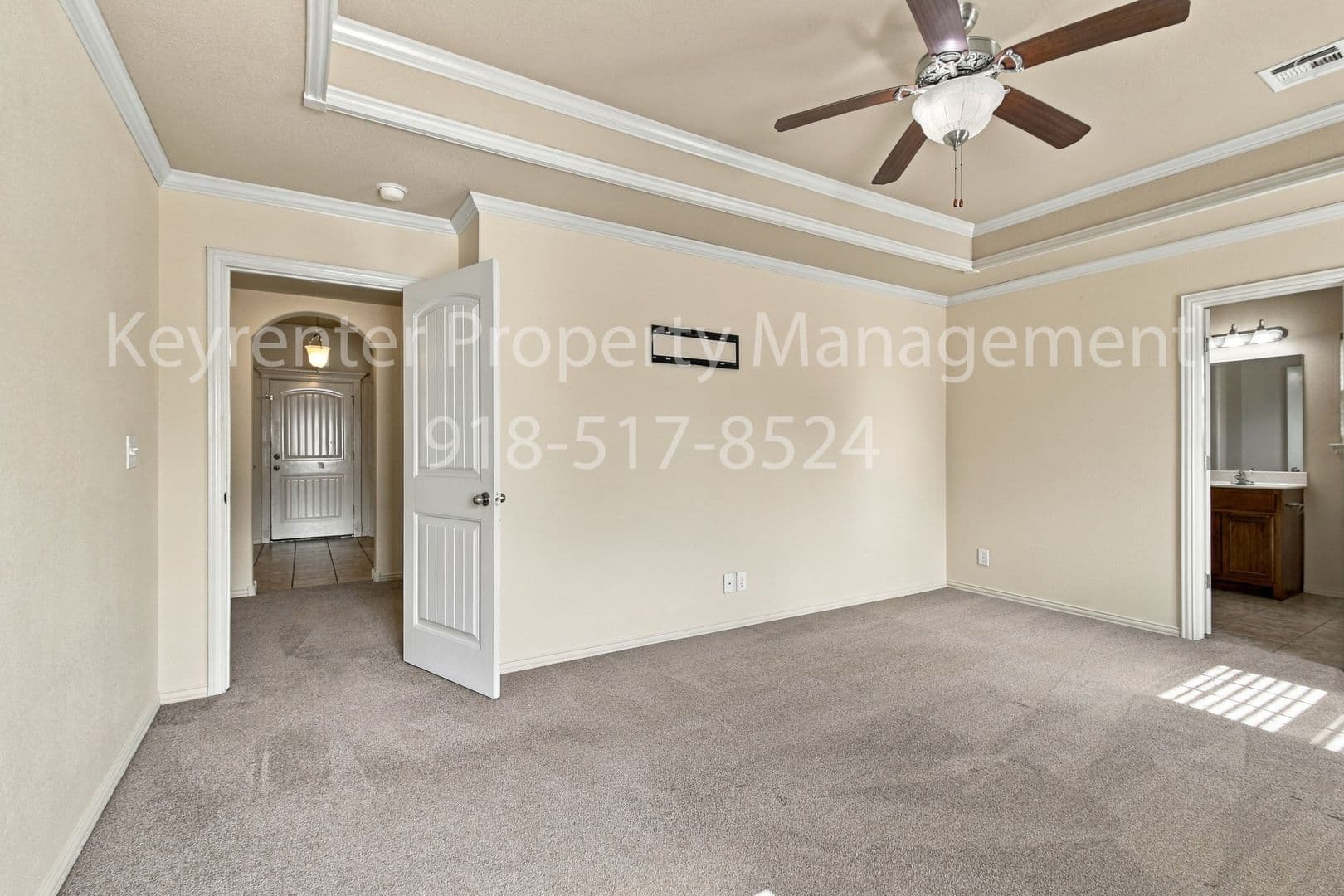 Collinsville House: 2121 W Oak St