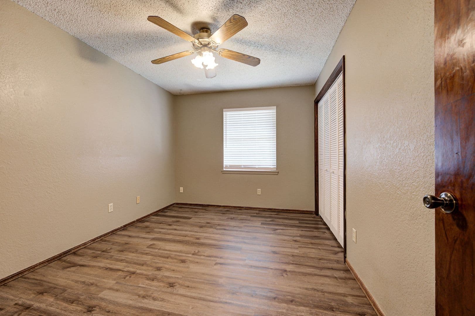 Mustang House: 830 W Perry Dr