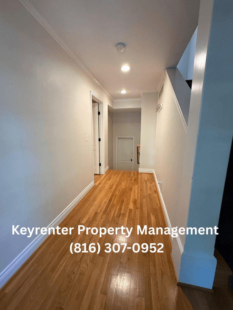 Kansas City House: 207 W 34th St