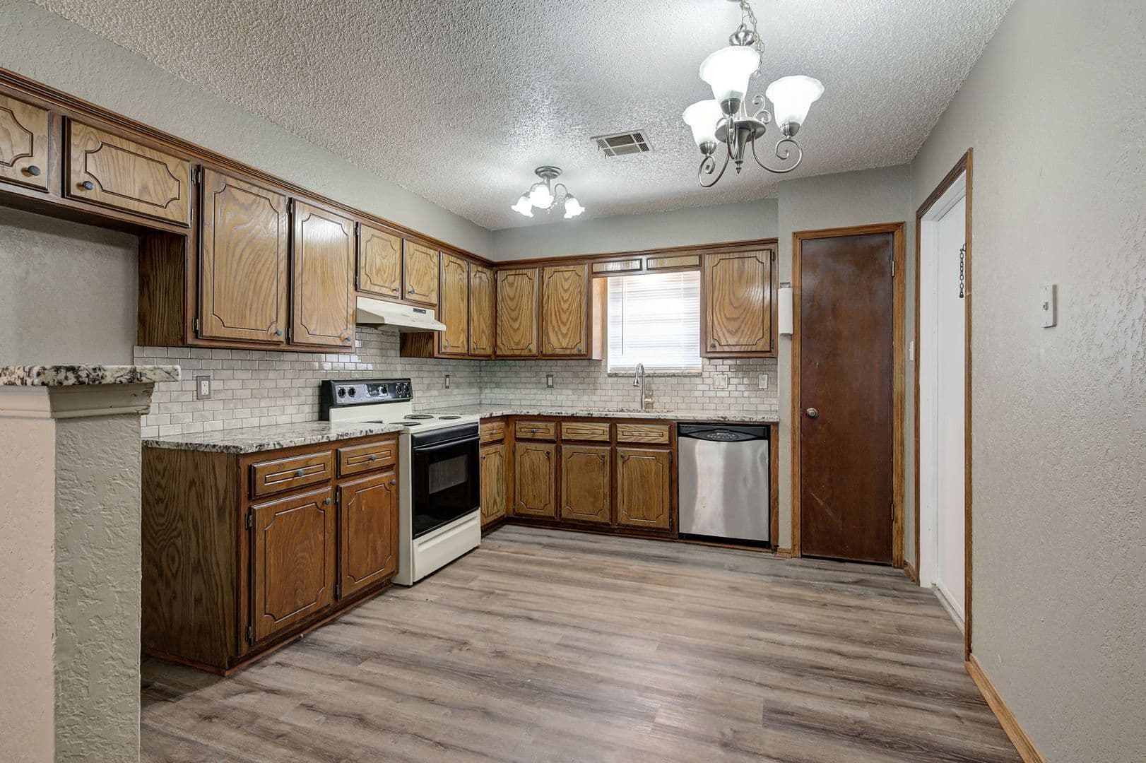 Mustang House: 830 W Perry Dr