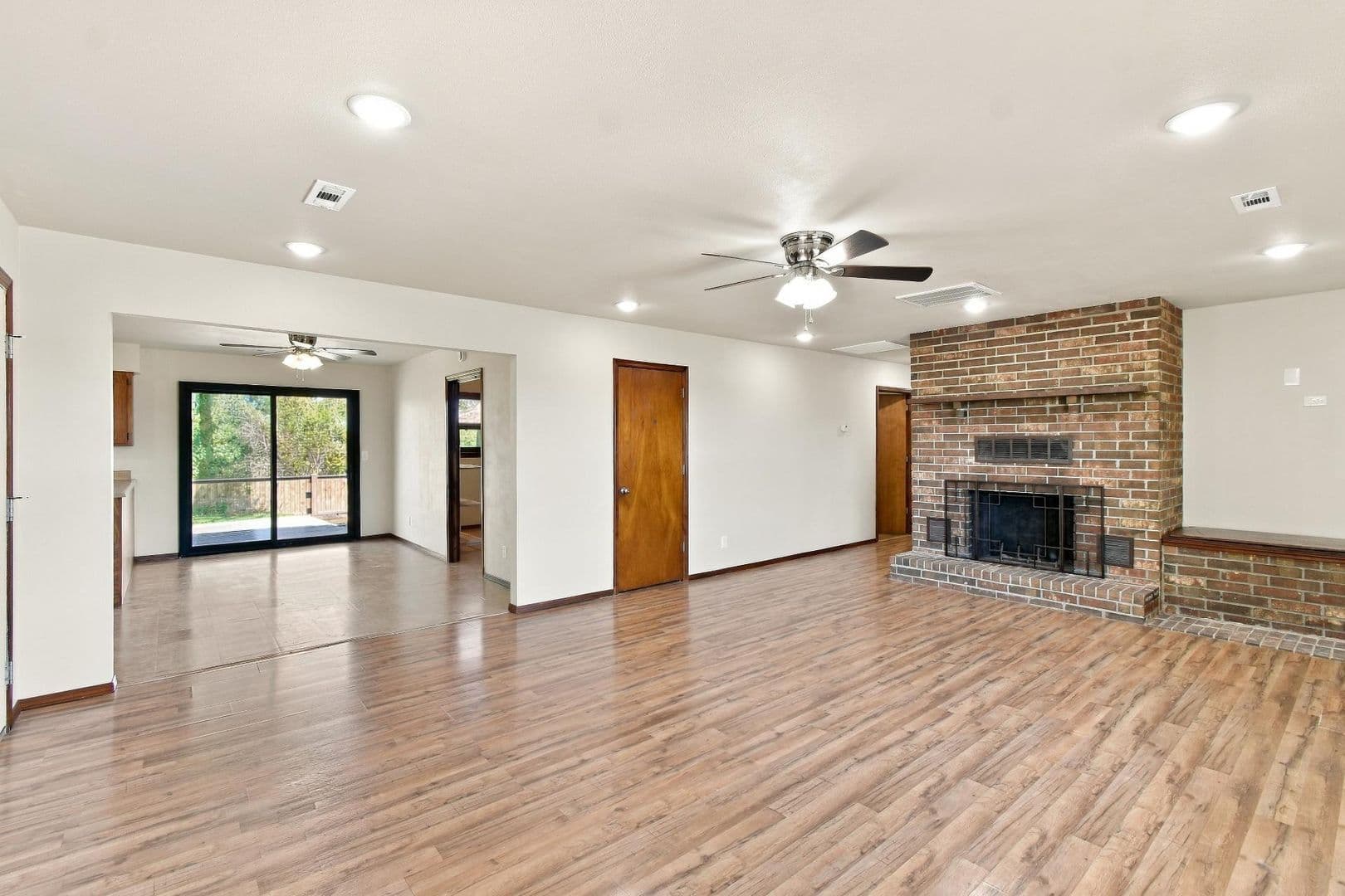 Bentonville House: 13917 Rolling Hills Rd