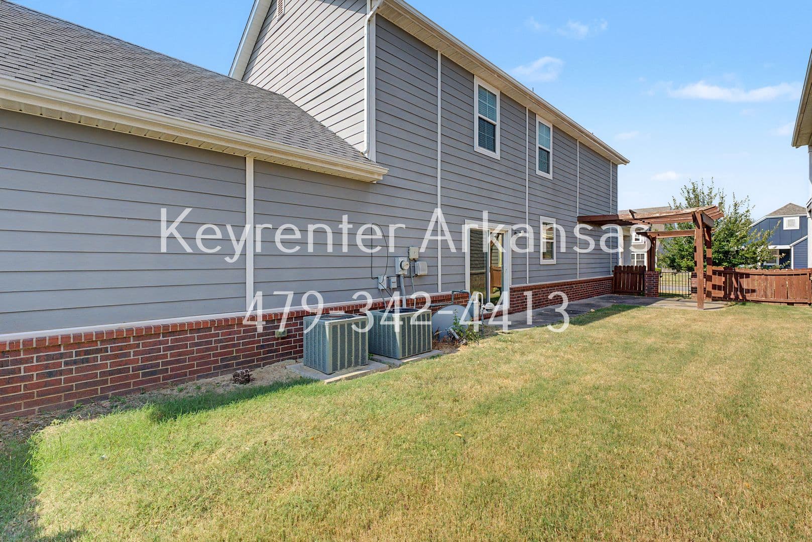 Fayetteville House: 592 N Longfellow Ln