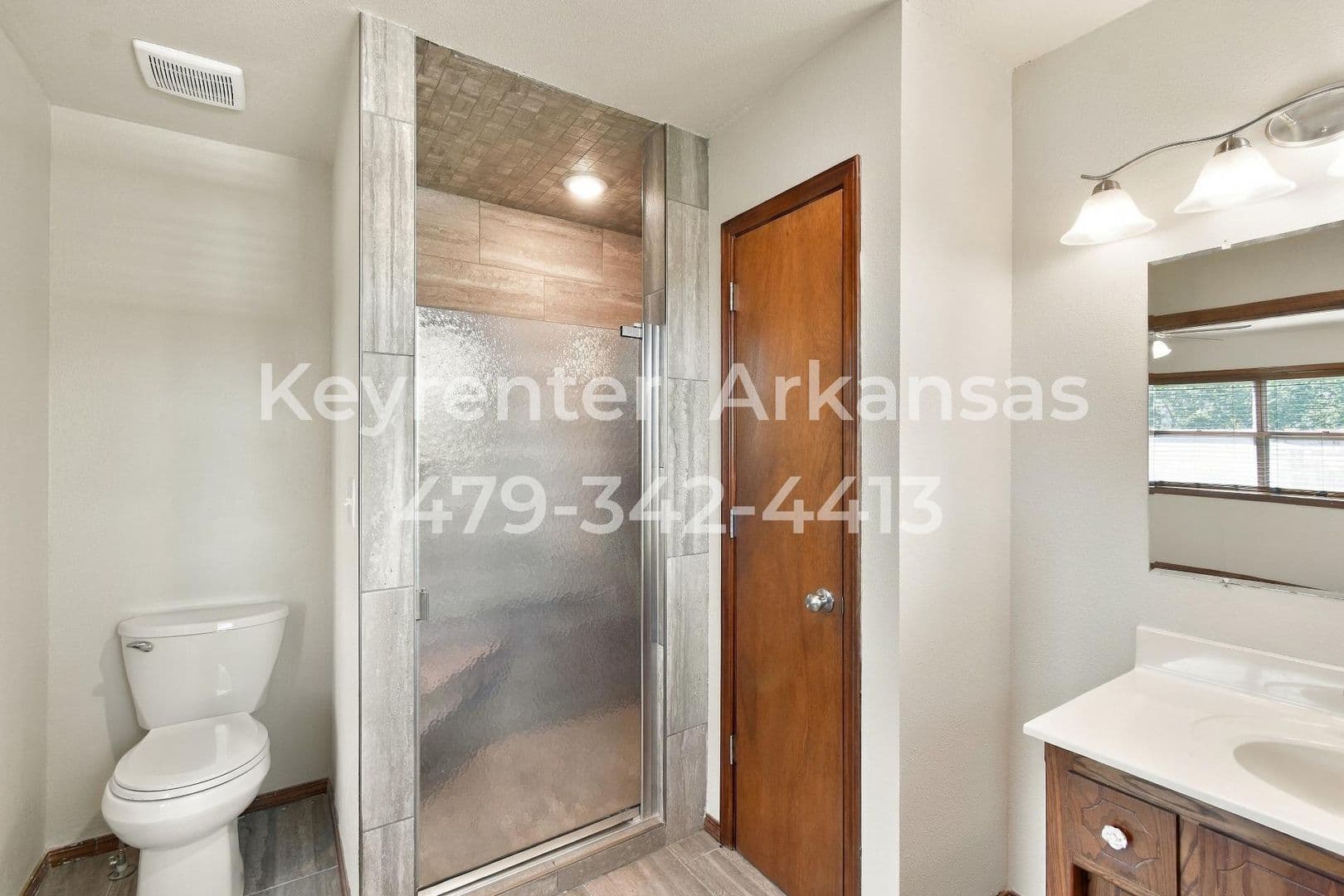 Bentonville House: 13917 Rolling Hills Rd
