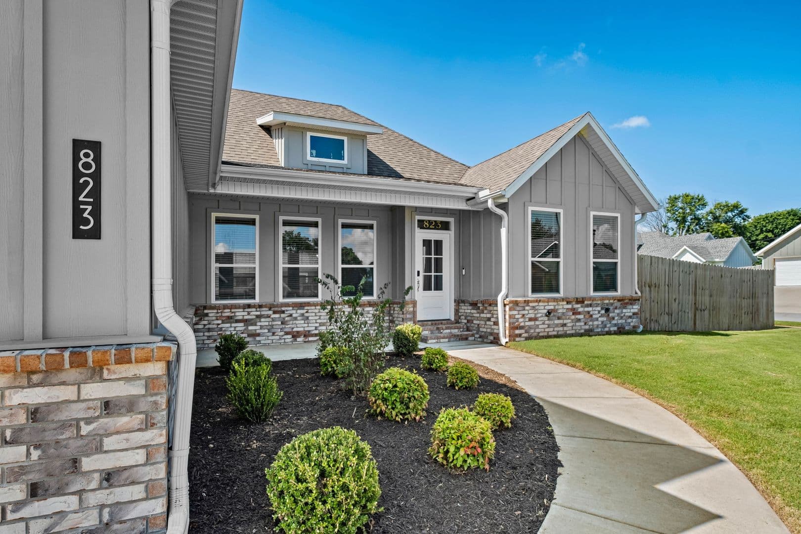 Prairie Grove House: 823 Mueller Way