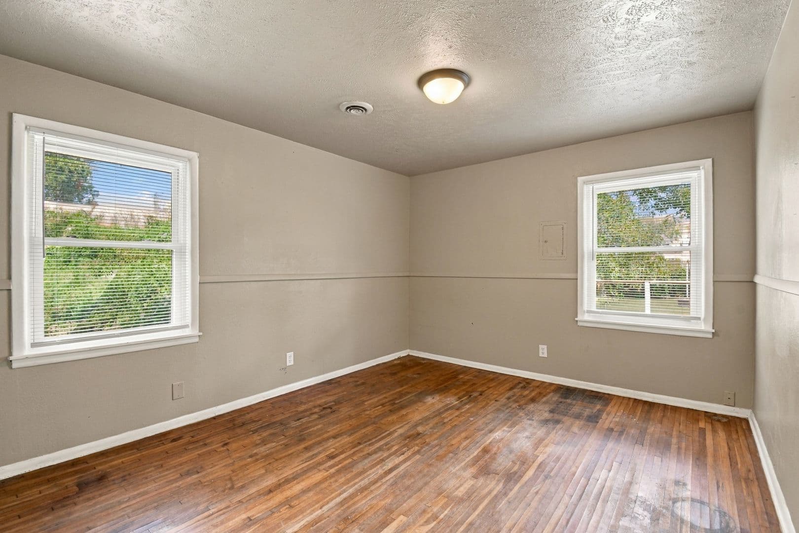 Bartlesville House: 504 SE Elmhurst Ave
