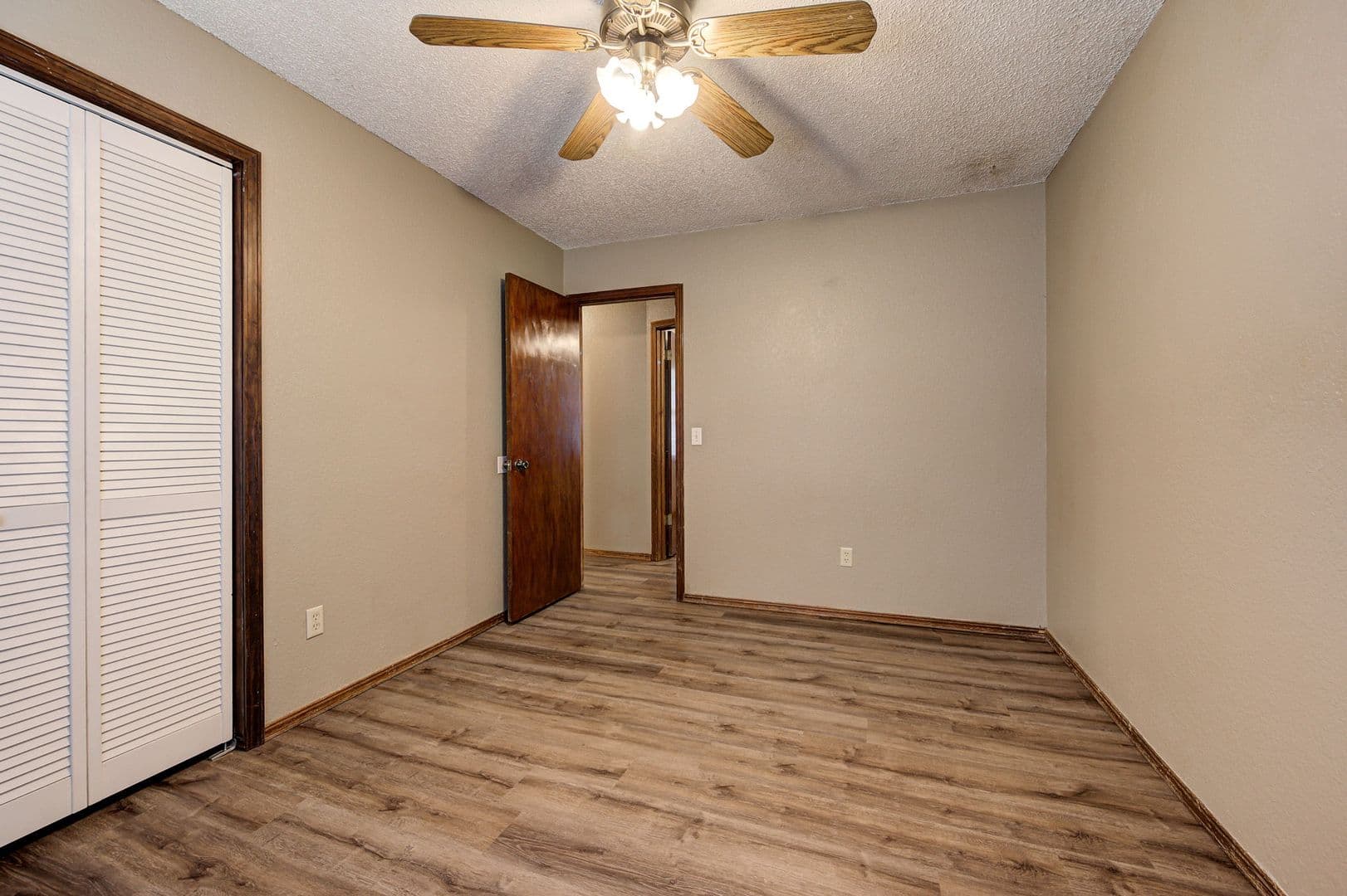 Mustang House: 830 W Perry Dr