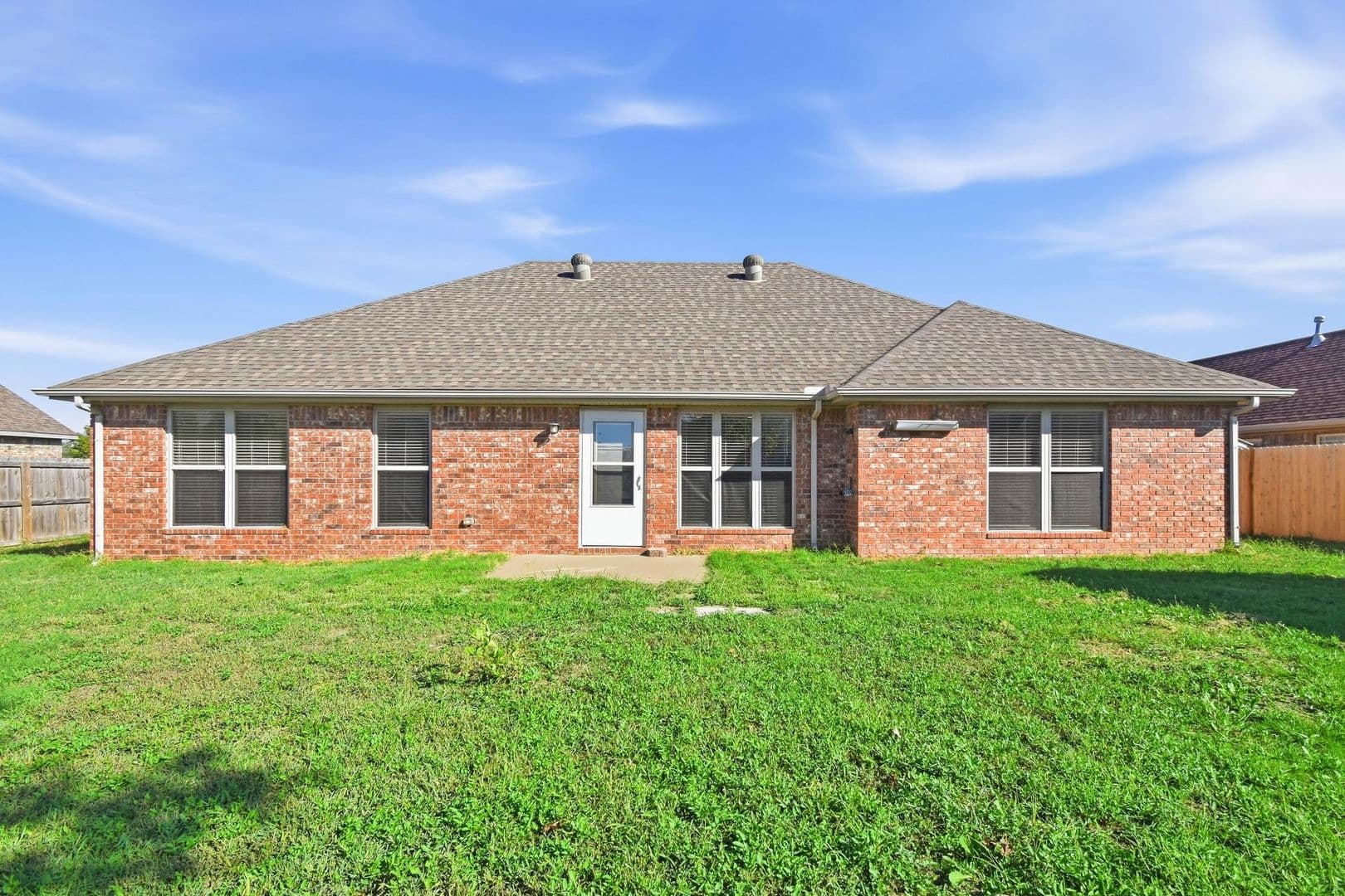 Siloam Springs House: 608 Hat Creek Ln