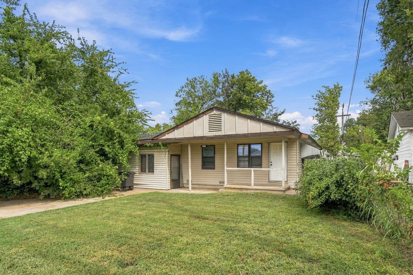 Bartlesville House: 504 SE Elmhurst Ave