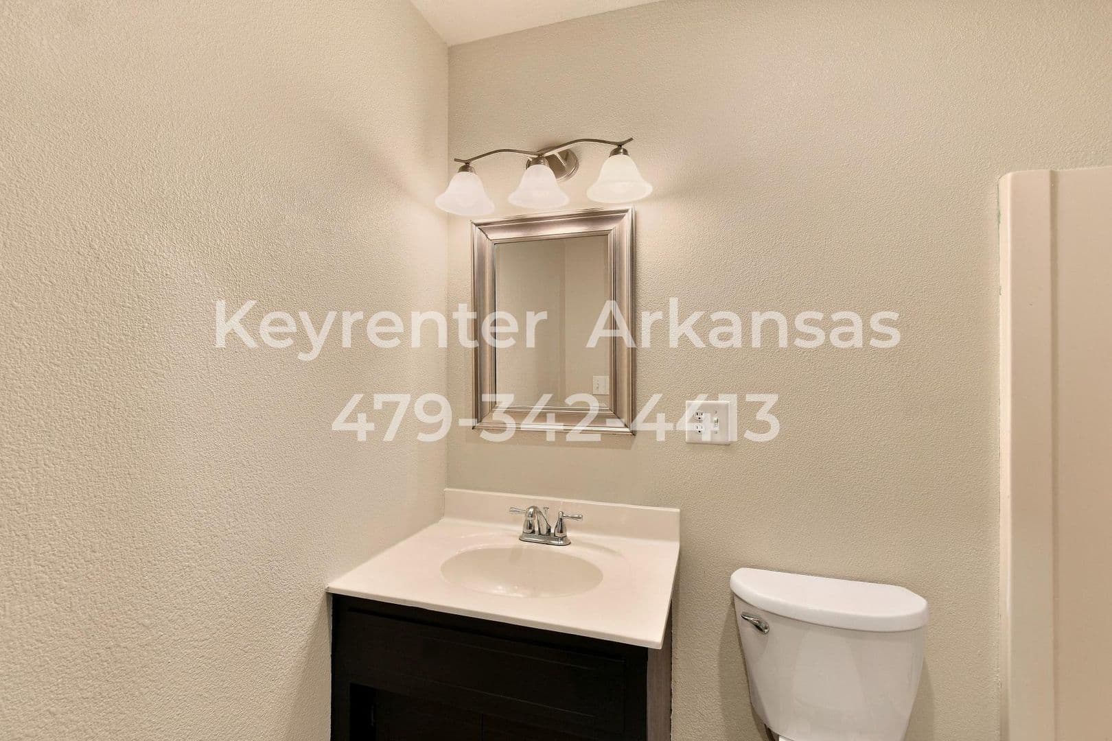 Bentonville House: 13917 Rolling Hills Rd