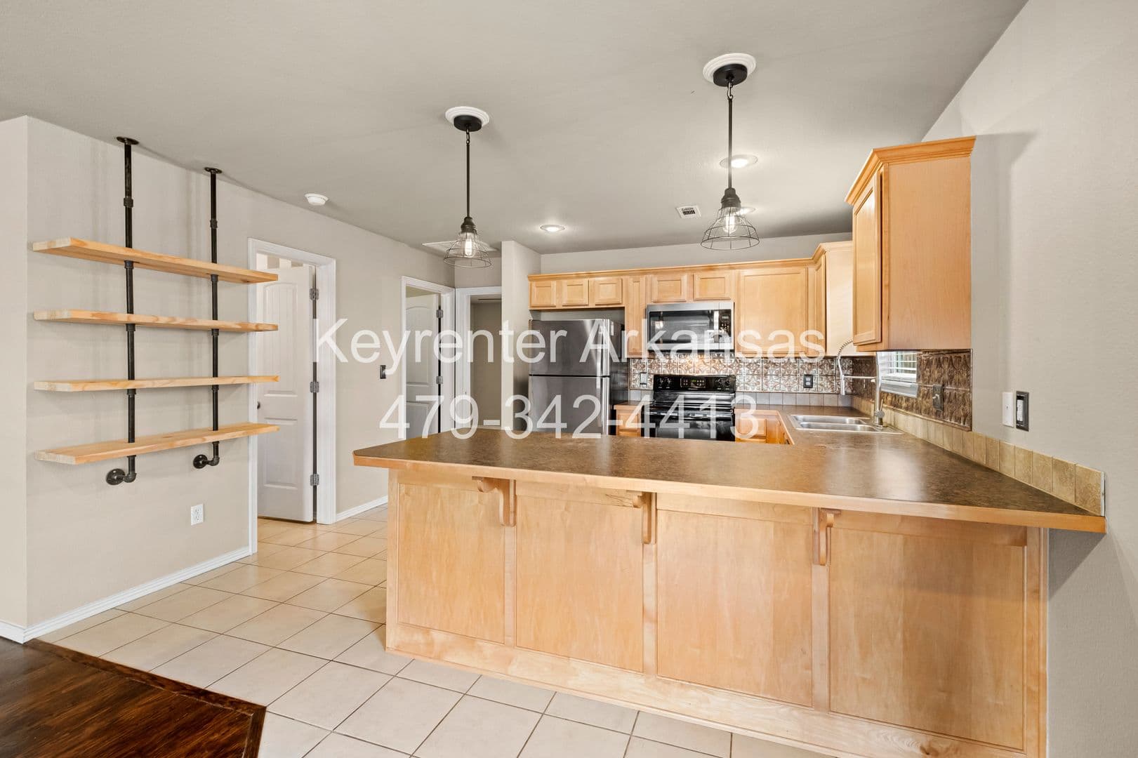 Fayetteville House: 1481 S Holland Dr