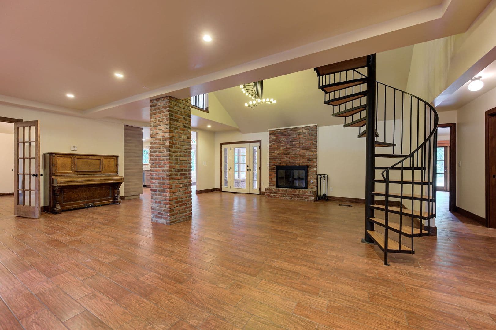 Edmond House: 2429 Cedar Oak Dr