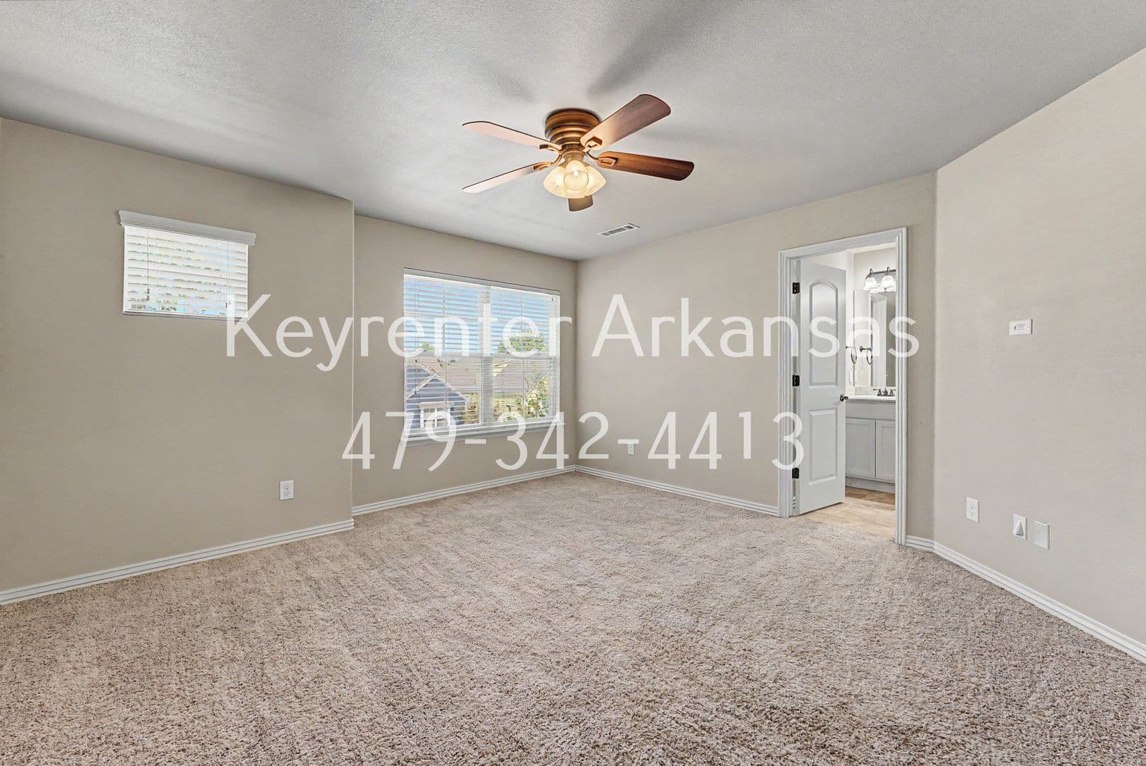 Fayetteville House: 592 N Longfellow Ln