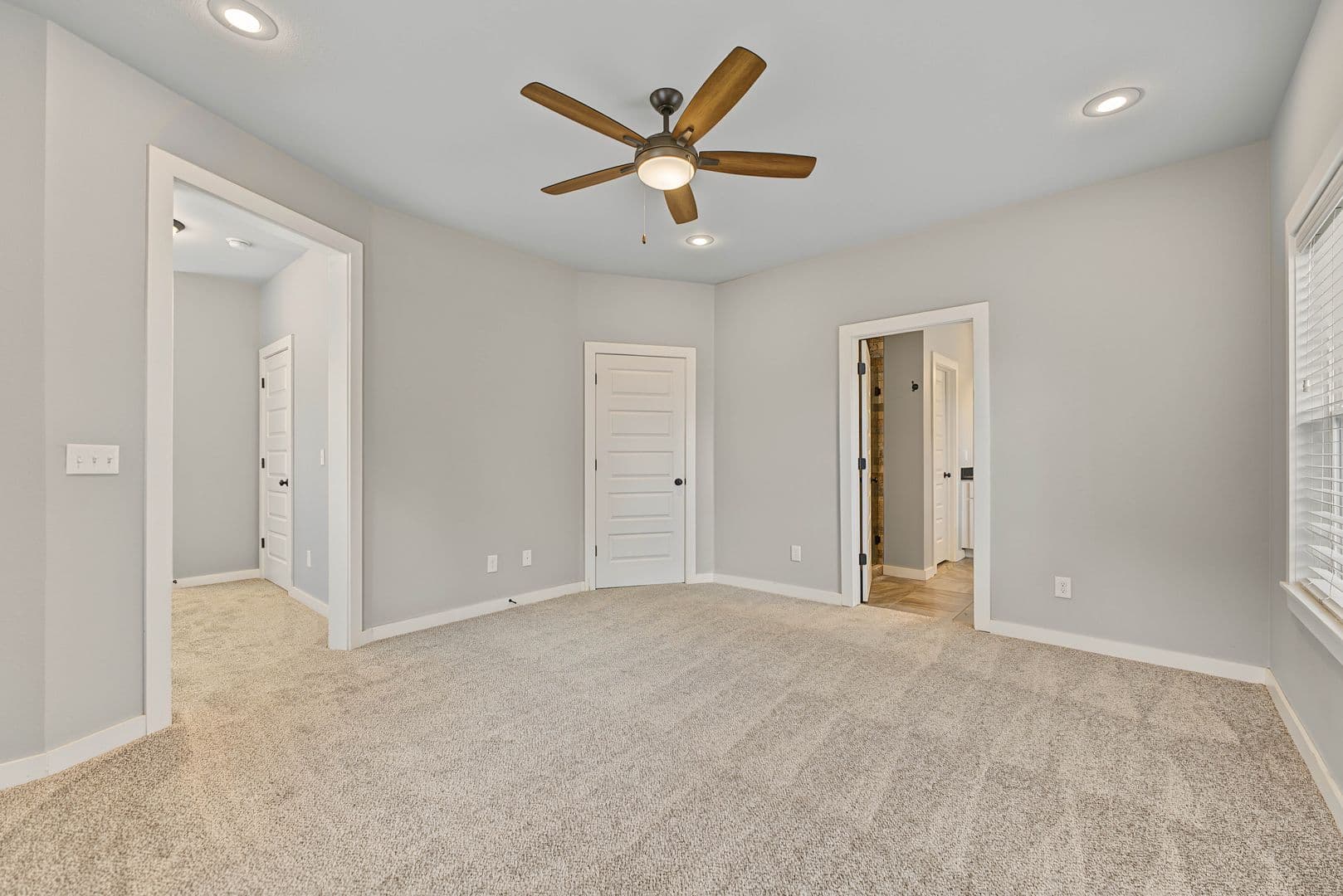 Fayetteville House: 380 S East Ave