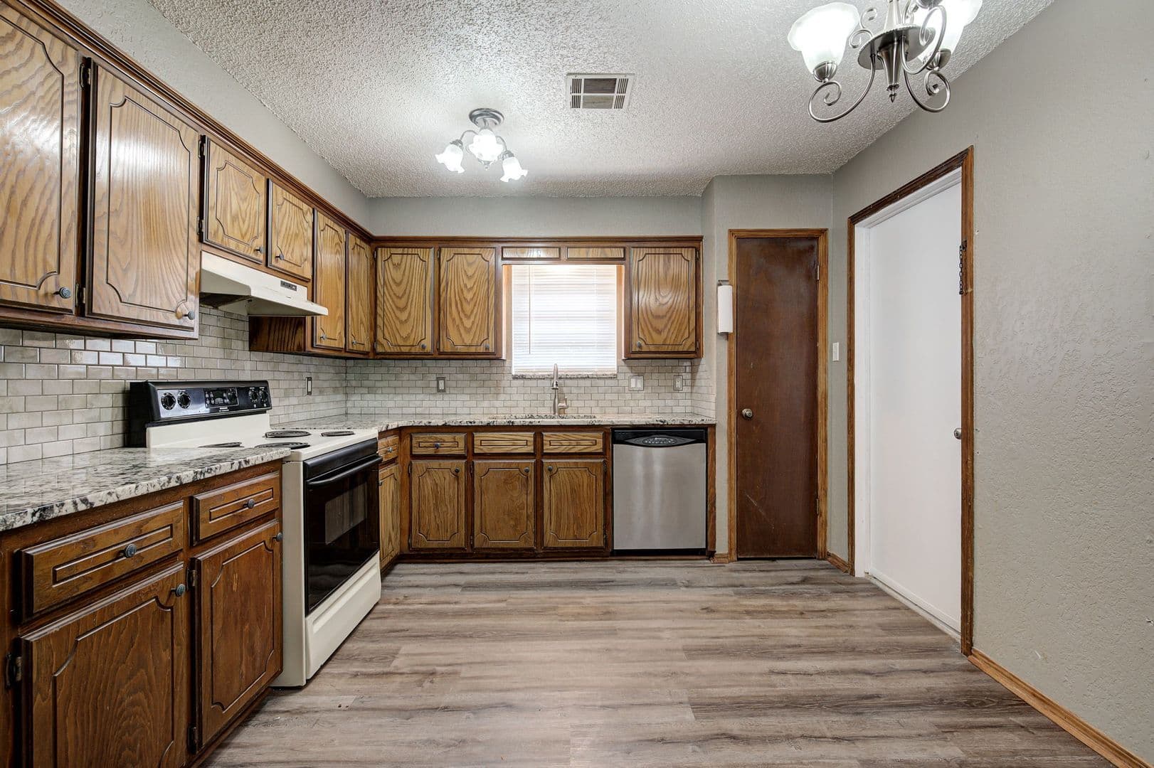 Mustang House: 830 W Perry Dr