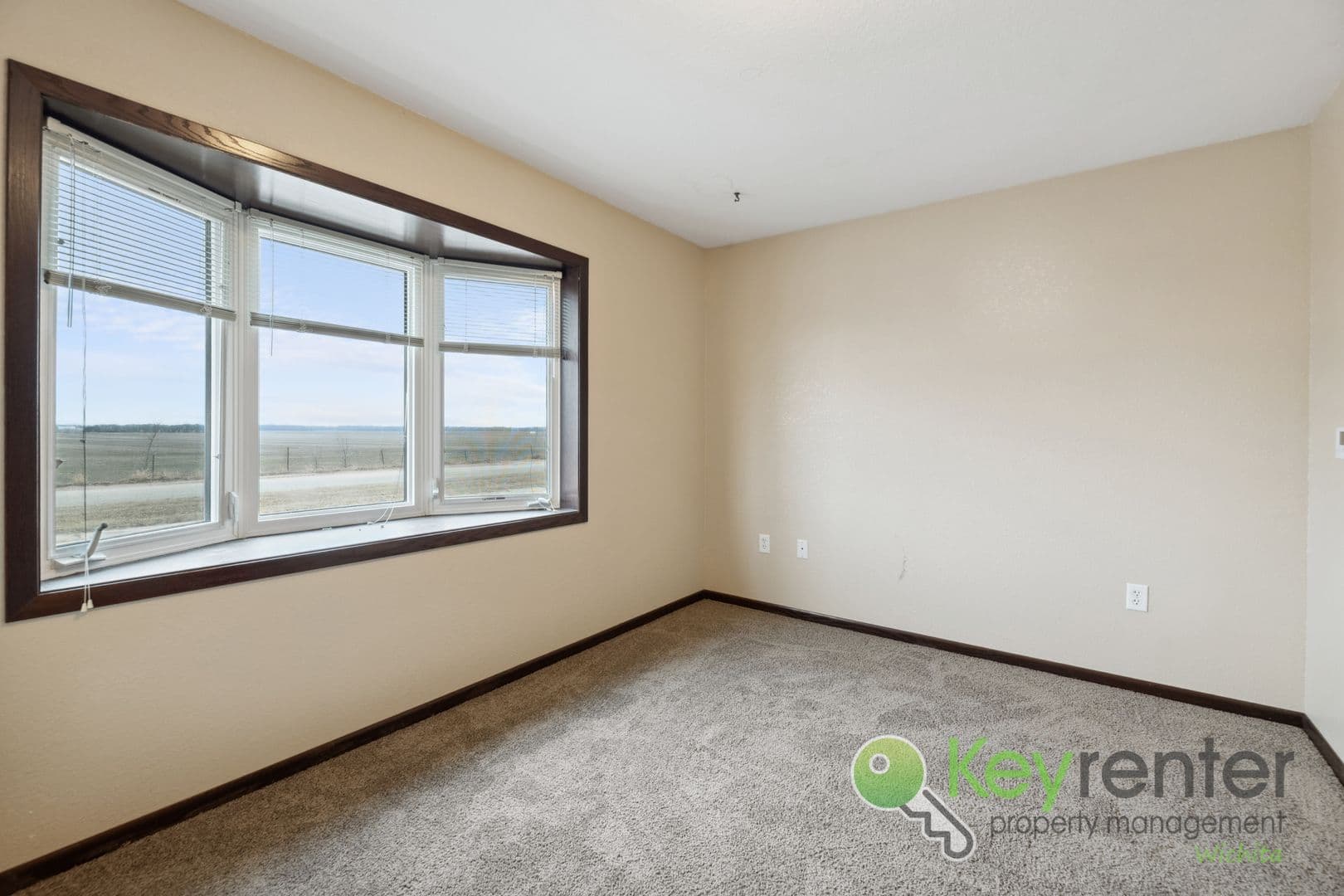Lyons Apartment: 1411 S Douglas Ave