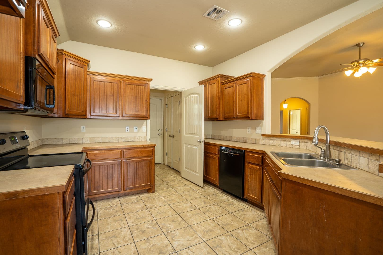 Collinsville House: 2121 W Oak St