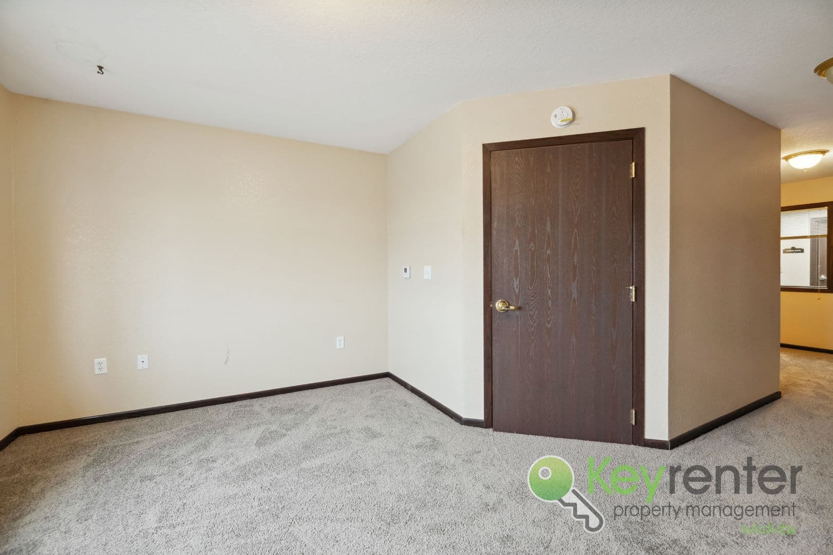 Lyons Apartment: 1411 S Douglas Ave