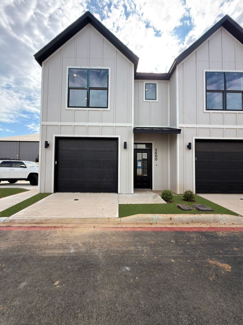 Rogers Townhome: 3605 W Persimmon St