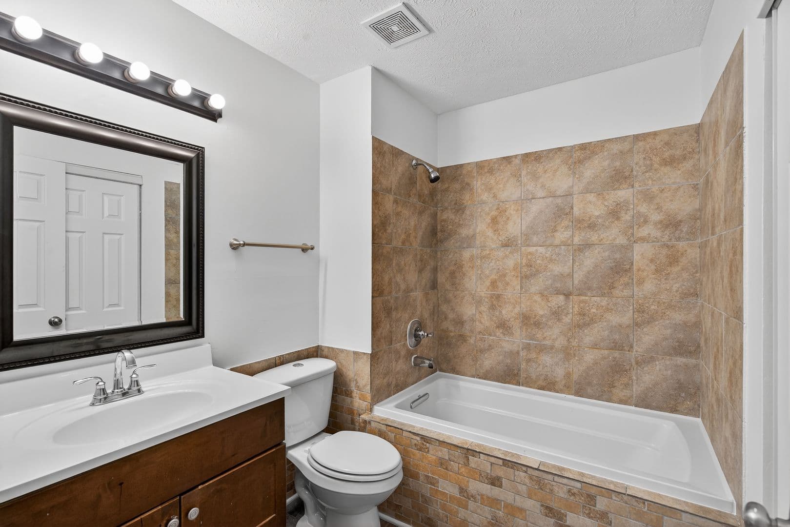 Indianapolis House: 8937 Summer Walk Dr E
