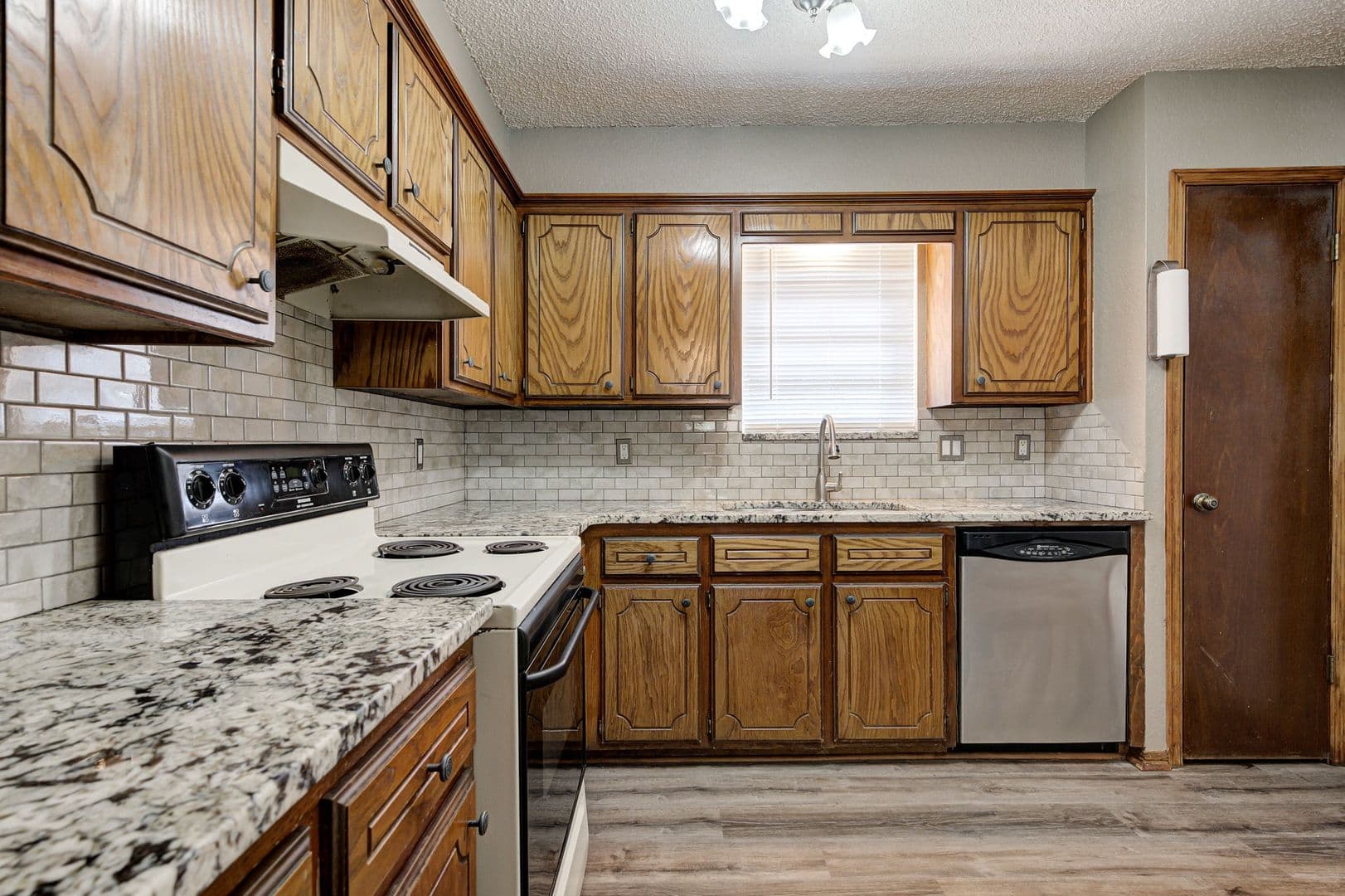 Mustang House: 830 W Perry Dr