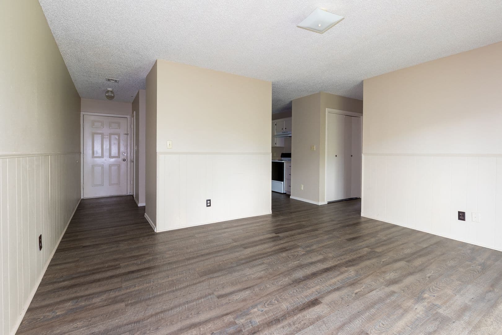 Claremore Apartment: 1421 W Lillian St