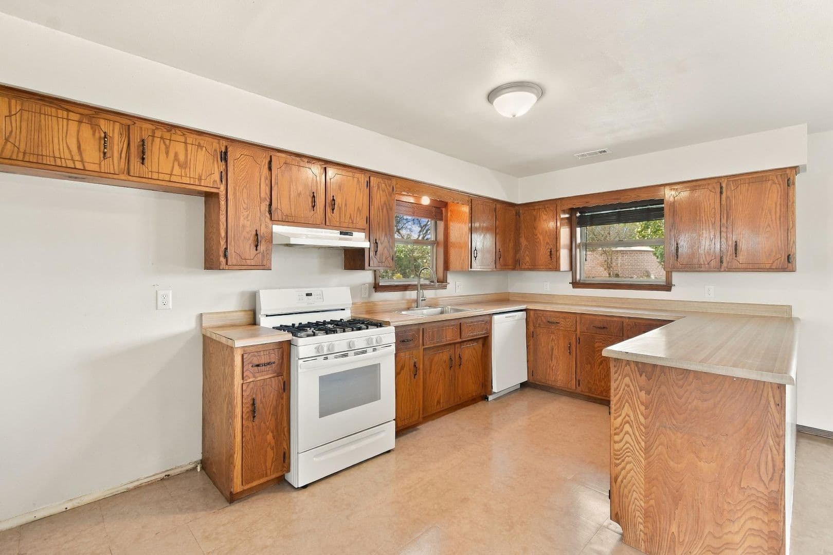 Bentonville House: 13917 Rolling Hills Rd