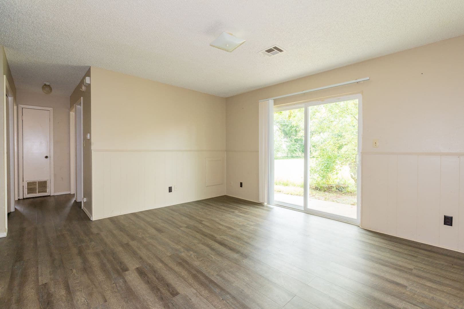 Claremore Apartment: 1421 W Lillian St