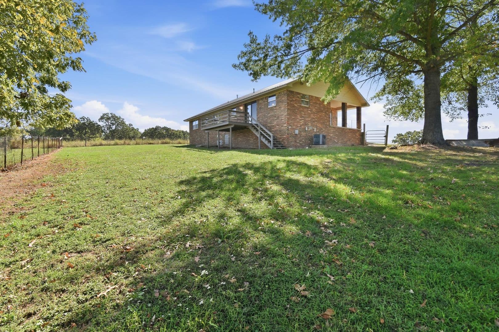 Bentonville House: 13917 Rolling Hills Rd