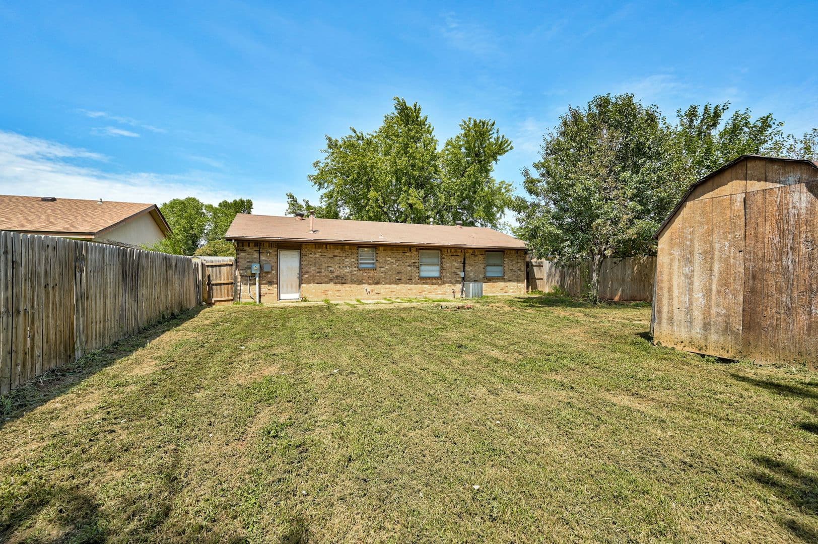 Mustang House: 830 W Perry Dr