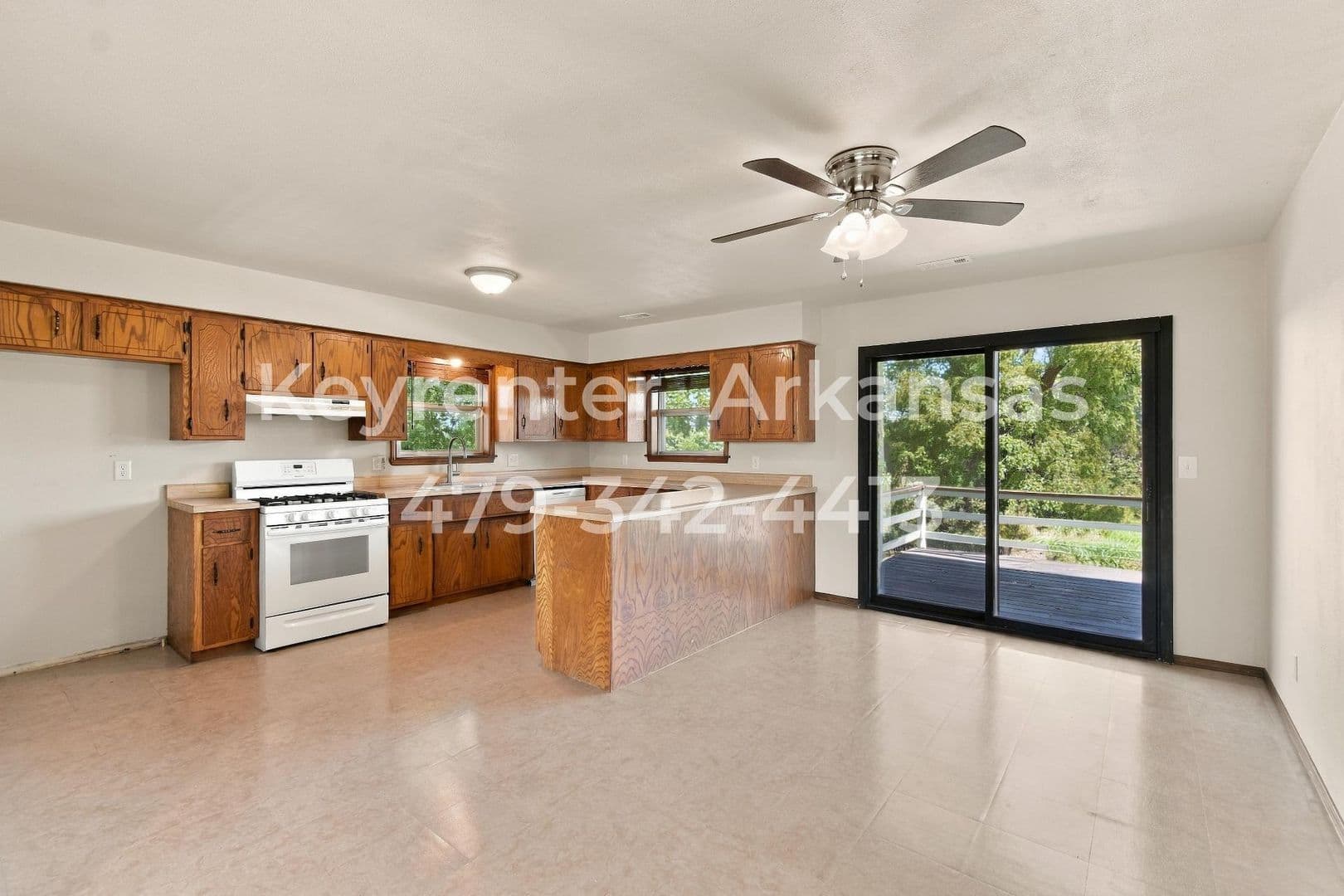 Bentonville House: 13917 Rolling Hills Rd