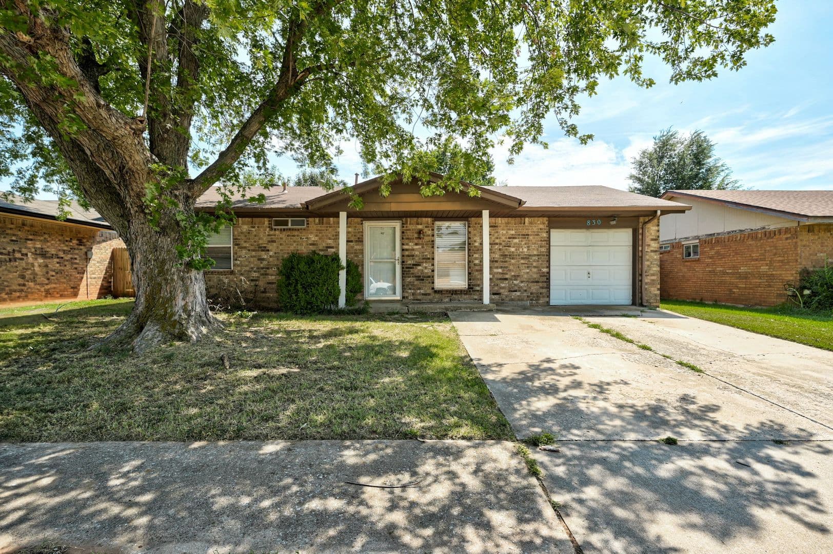 Mustang House: 830 W Perry Dr