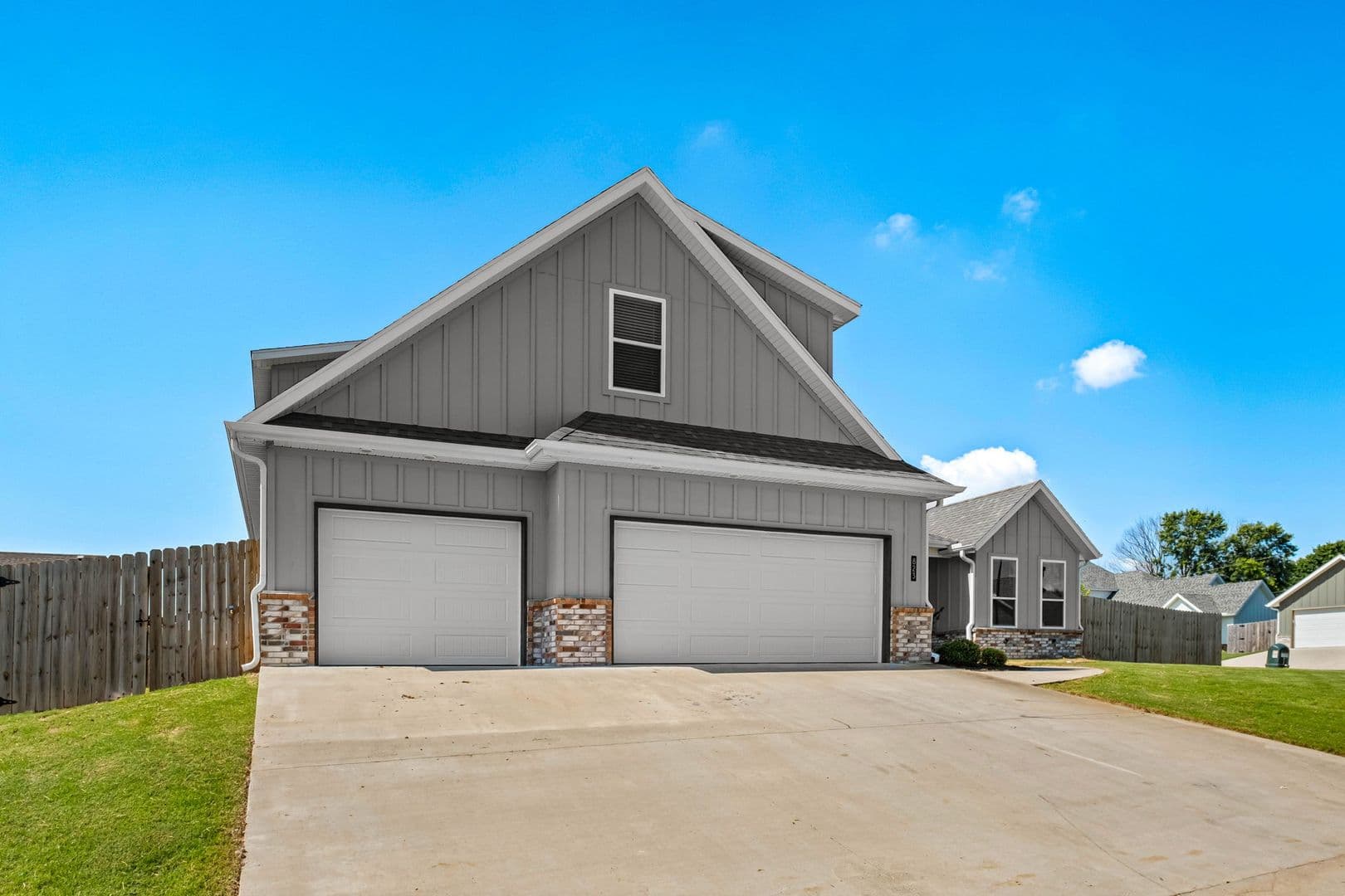 Prairie Grove House: 823 Mueller Way