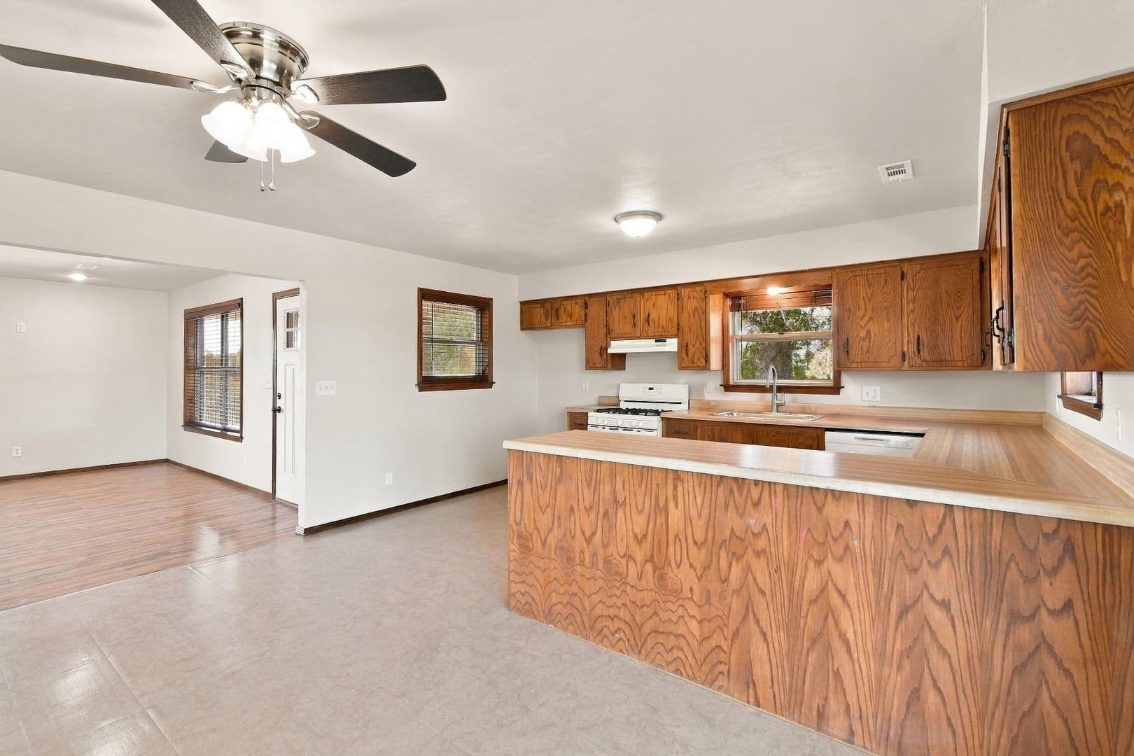 Bentonville House: 13917 Rolling Hills Rd