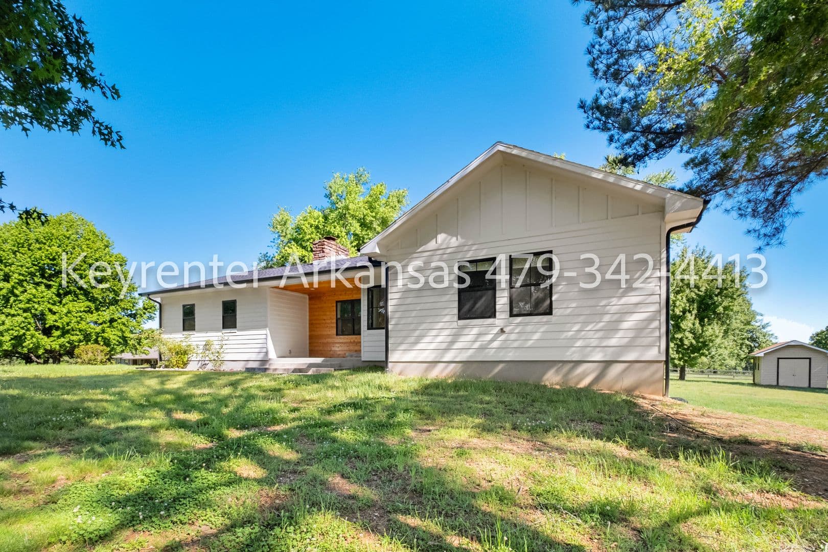 Fayetteville House: 4480 E Trough Spring Rd