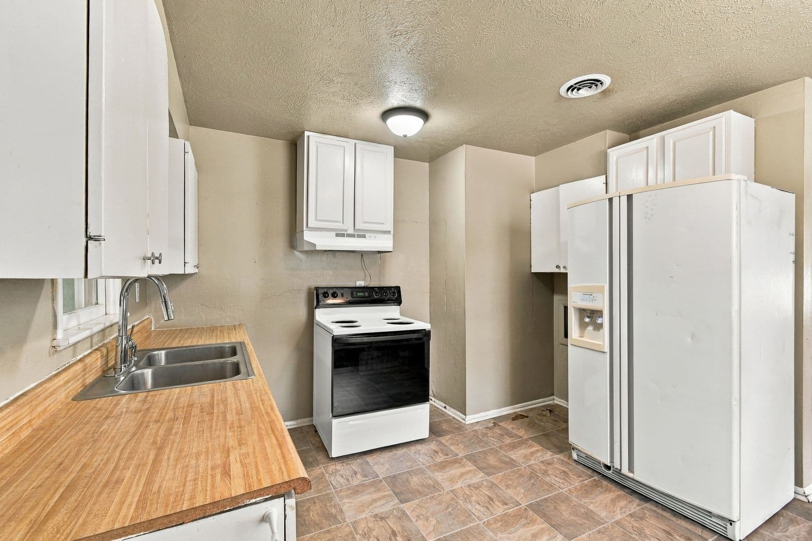 Bartlesville House: 504 SE Elmhurst Ave