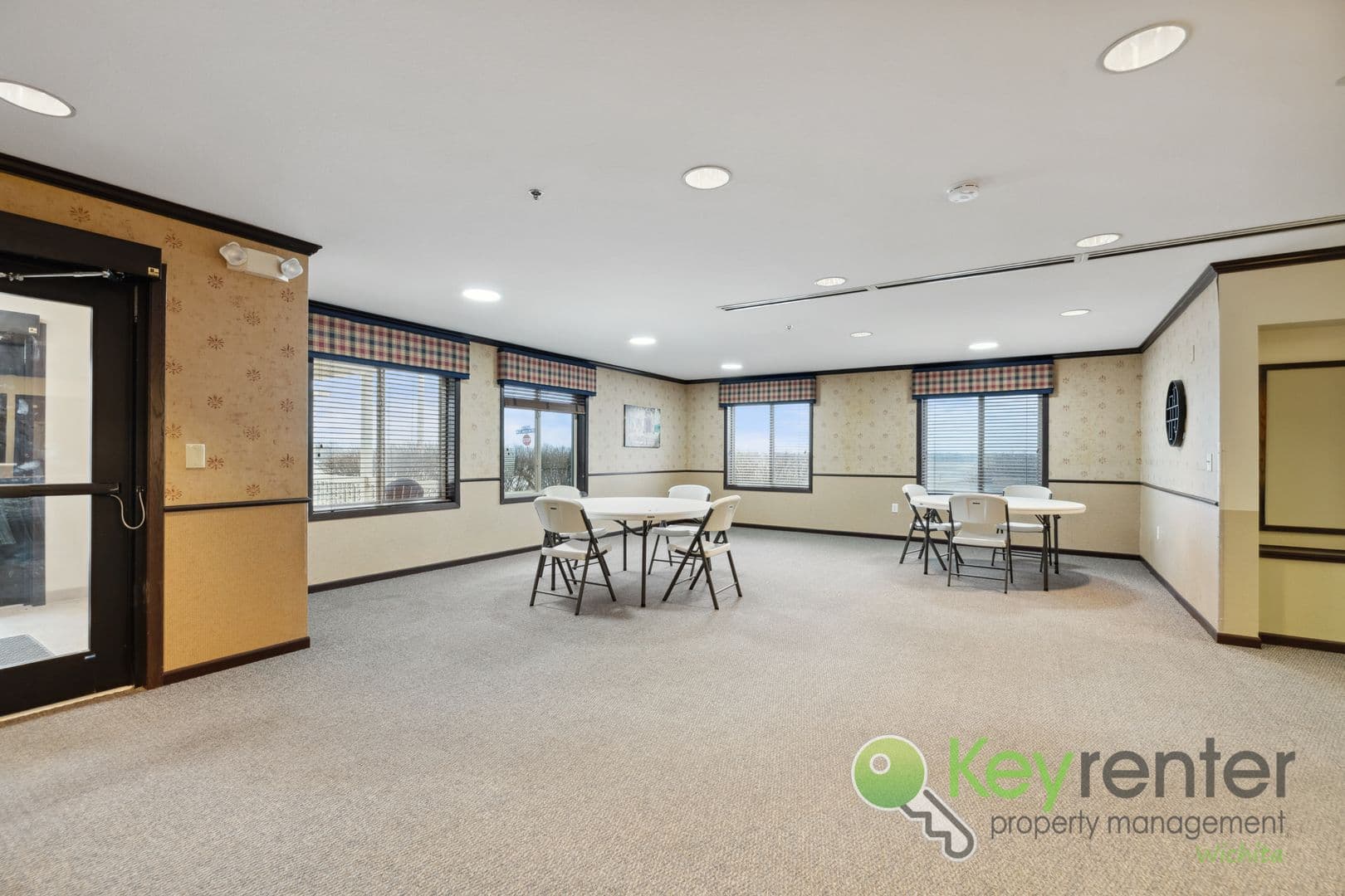 Lyons Apartment: 1411 S Douglas Ave