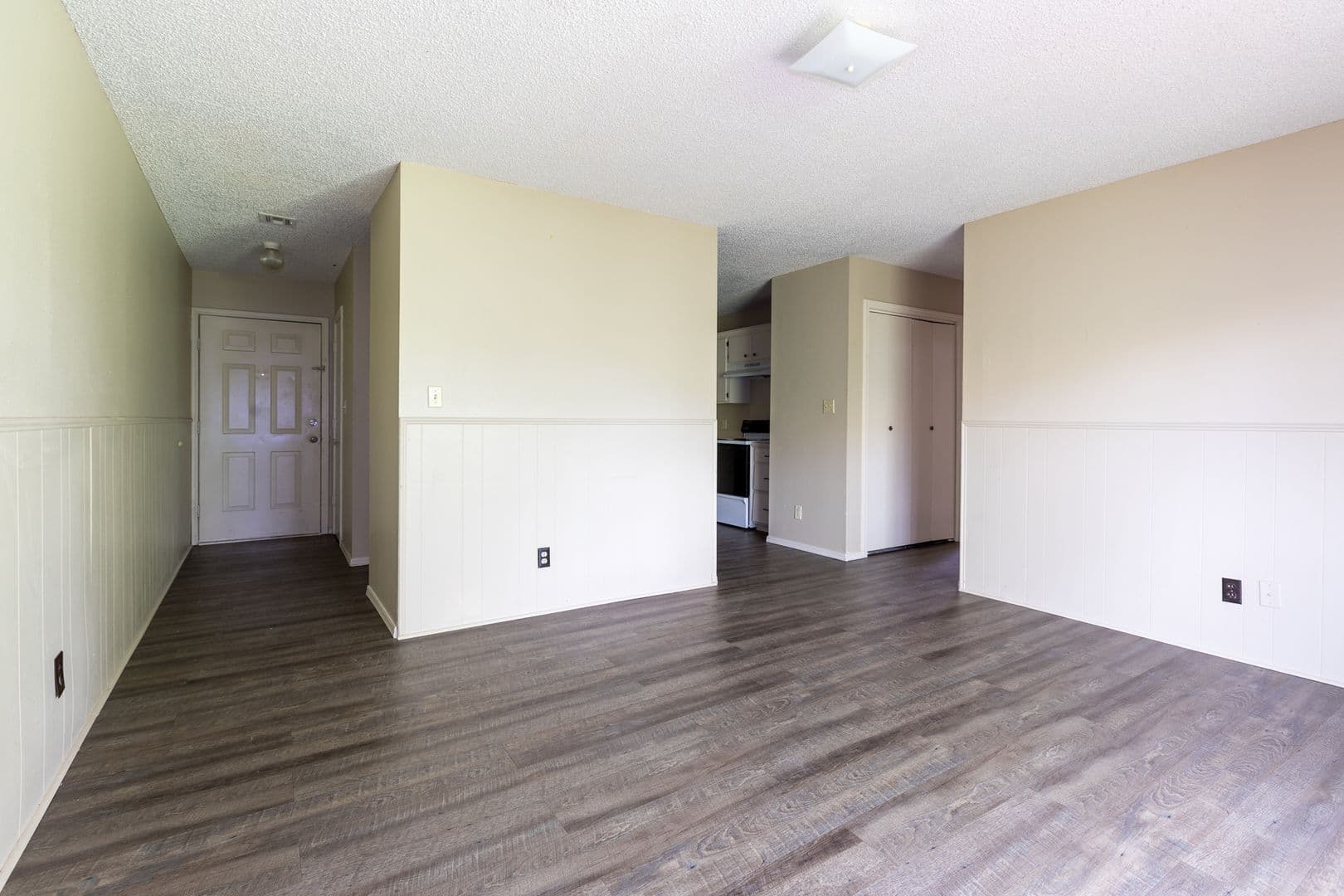 Claremore Apartment: 1421 W Lillian St