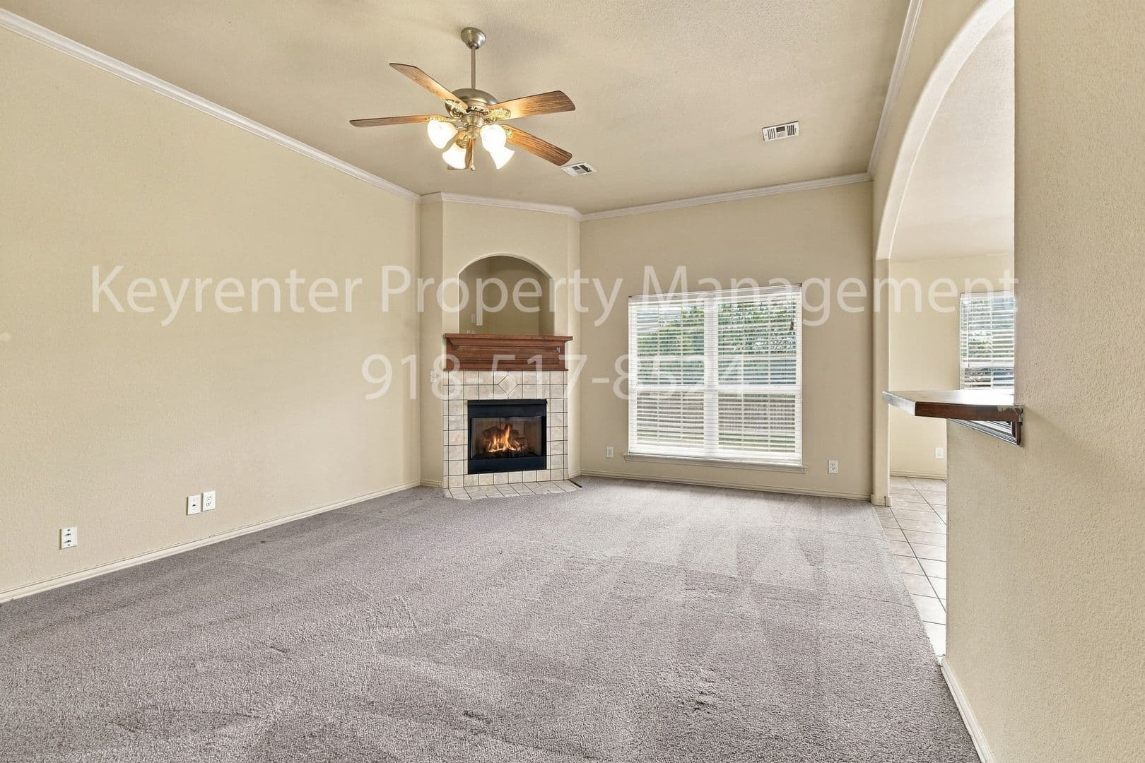 Collinsville House: 2121 W Oak St