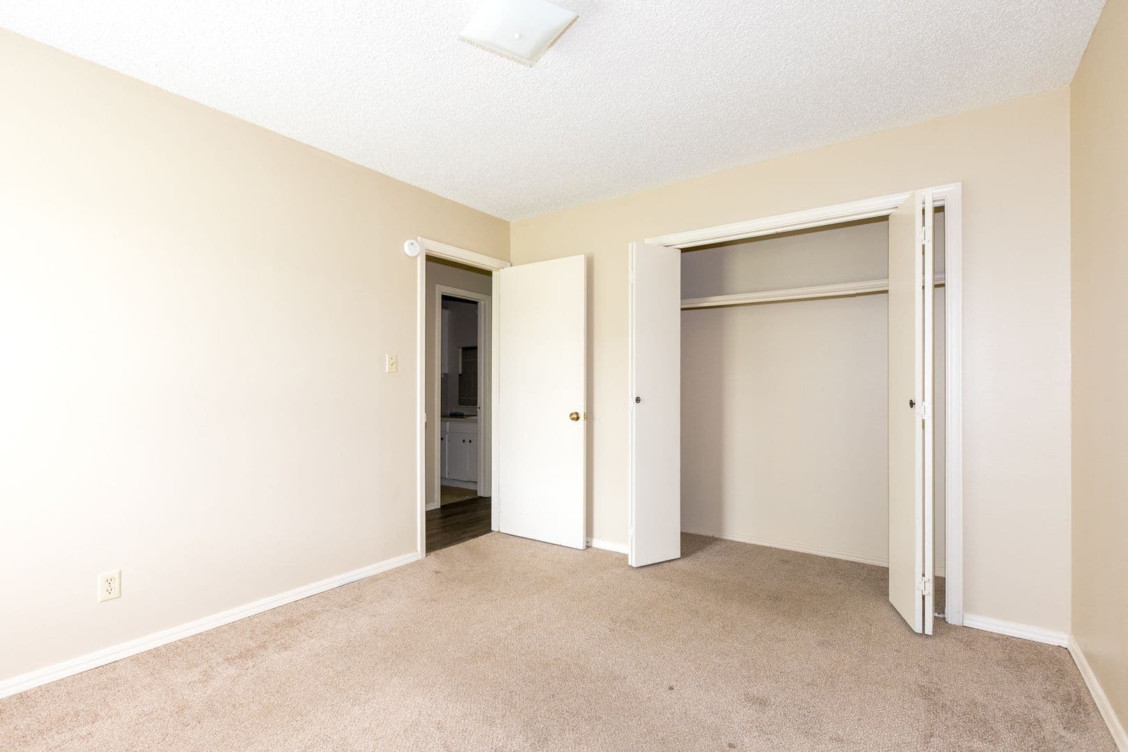 Claremore Apartment: 1421 W Lillian St
