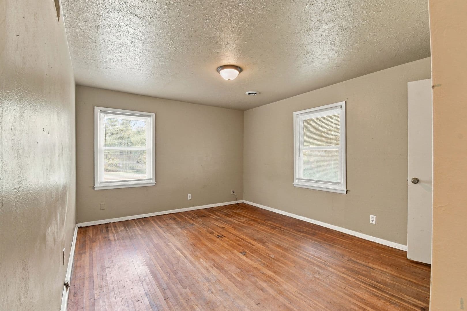 Bartlesville House: 504 SE Elmhurst Ave
