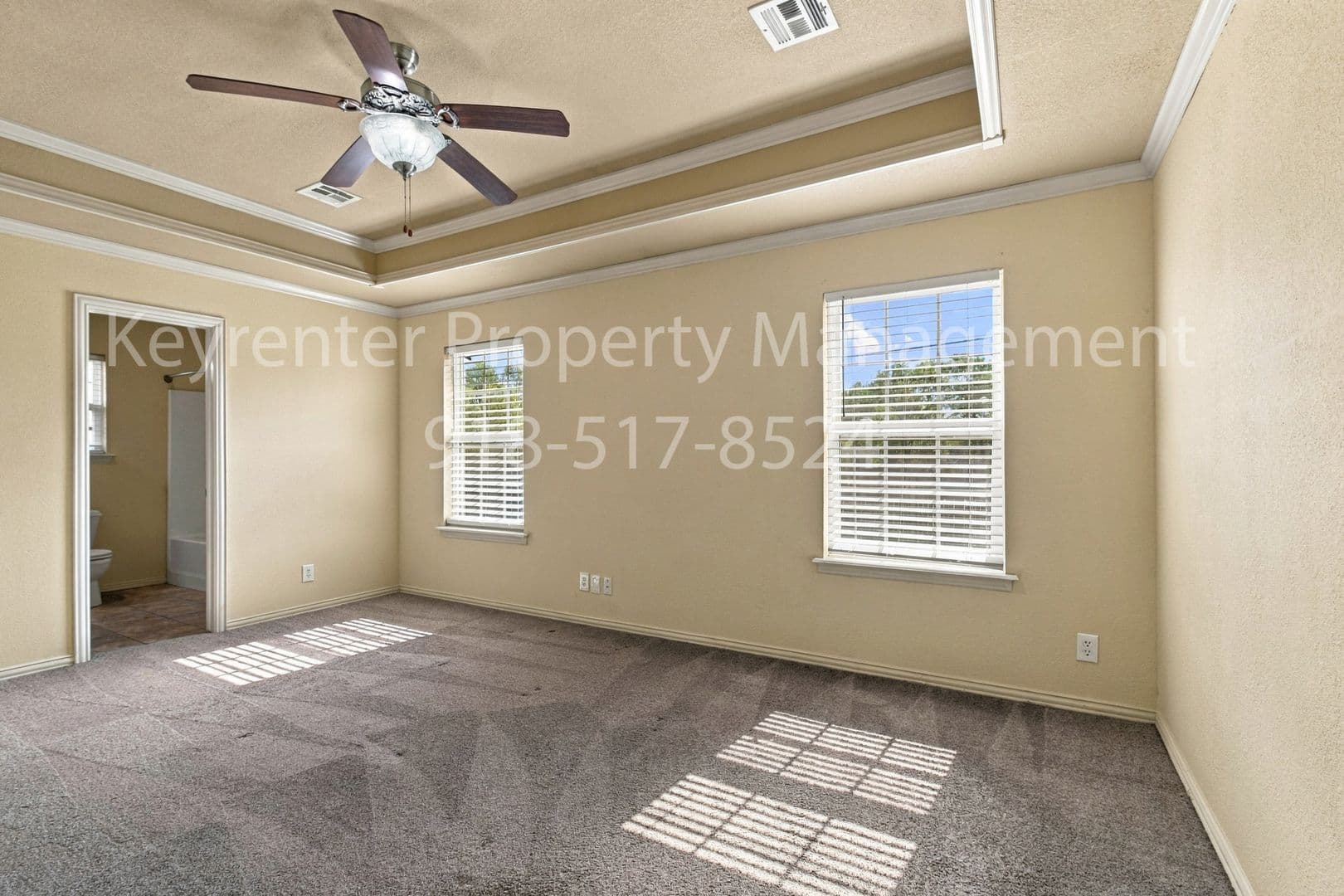 Collinsville House: 2121 W Oak St