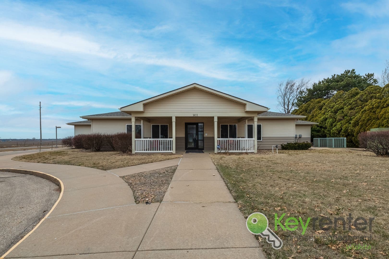 Lyons Apartment: 1411 S Douglas Ave