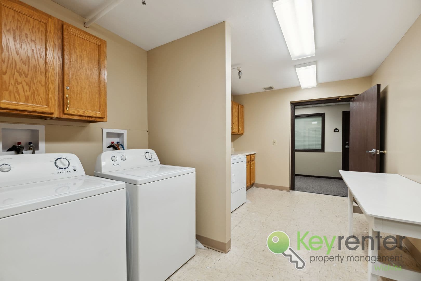 Lyons Apartment: 1411 S Douglas Ave
