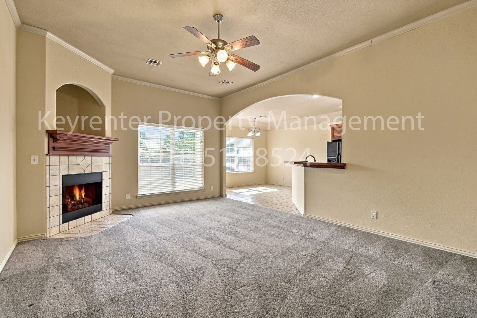 Collinsville House: 2121 W Oak St