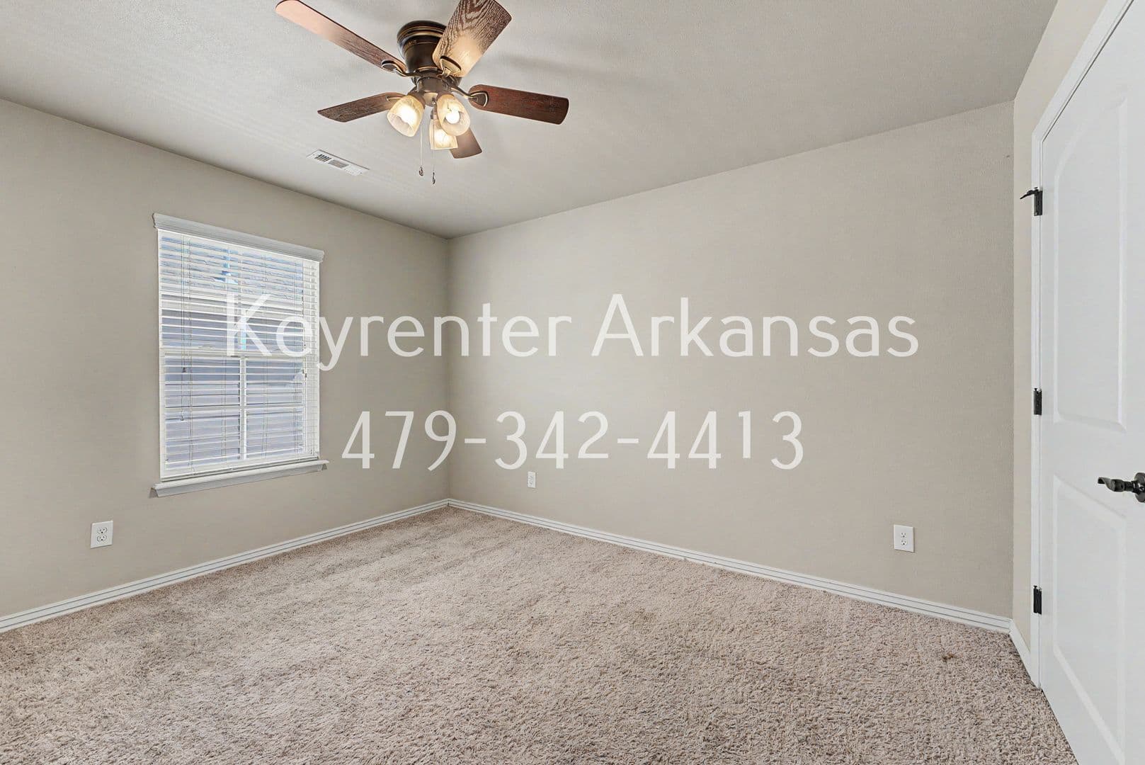 Fayetteville House: 592 N Longfellow Ln