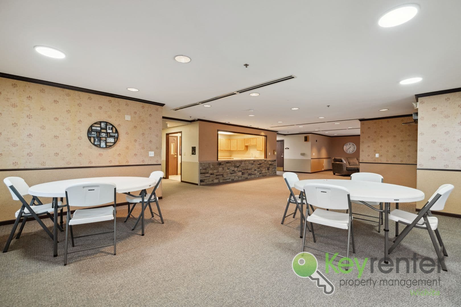 Lyons Apartment: 1411 S Douglas Ave